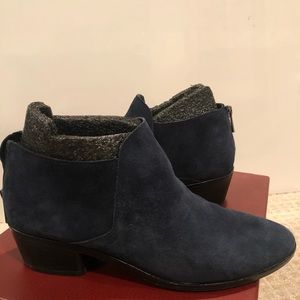 Donald J Pliner Navy booties